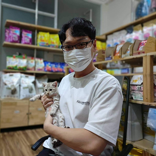 Khách nhận mèo con tại cửa hàng Chạm Pets Family (ảnh thực tế)