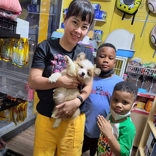 Gia đình khách hàng chụp ảnh cùng bé Corgi khi nhận bàn giao tại Chạm Pets Family