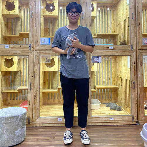 Khách hàng Chạm Pets bế mèo Anh lông ngắn (ALN) và chụp ảnh bàn giao tại cơ sở