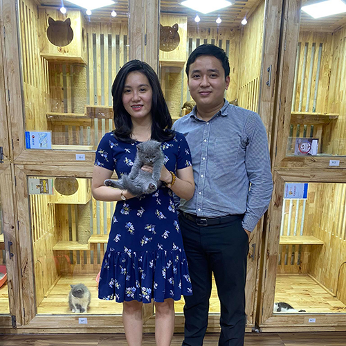 Khách hàng Chạm Pets nhận bàn giao mèo Anh lông ngắn (ALN), chụp ảnh lưu niệm tại cơ sở