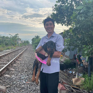 Khách hàng bế chó Rottweiler con khi nhận bé ngoài thực tế (ảnh bàn giao)
