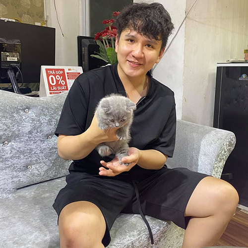 Khách hàng nhận bé mèo Munchkin tại nhà, ảnh bàn giao thực tế từ Chạm Pets Family