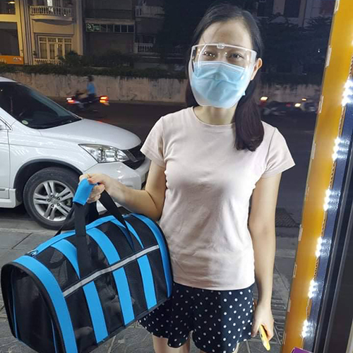 Khách hàng nhận bàn giao bé chó Husky trong túi vận chuyển, ảnh chụp thực tế tại Chạm Pets