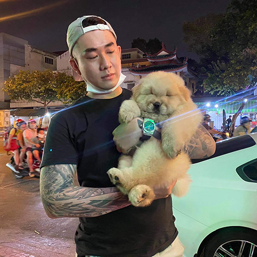 Khách hàng bế chó Chow Chow khi bàn giao tại Chạm Pets, ảnh thật giao bé và feedback thực tế