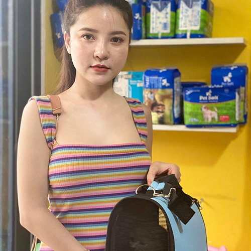 Khách nhận bé tại Chạm Pets, bàn giao kèm lồng vận chuyển và hướng dẫn kiểm tra