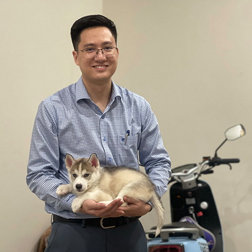 Khách hàng bồng bé chó Husky con màu sáng, ảnh chụp thực tế sau khi nhận bé từ Chạm Pets