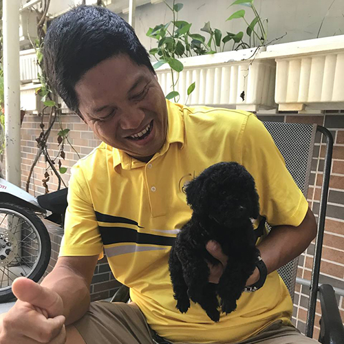 Khách hàng bế chó Poodle đen khi xem bé thực tế