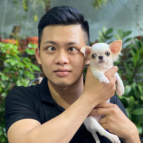 Người đàn ông bế chó Chihuahua mini màu trắng trên tay