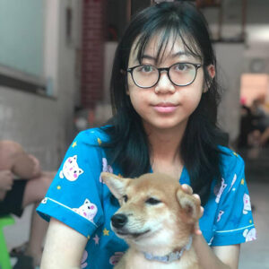 Khách hàng ôm bé chó Shiba vàng đỏ sau khi nhận bé từ Chạm Pets Family