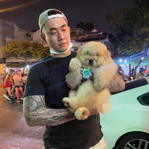 Khách bế bé chó Chow Chow màu kem trong ngày bàn giao buổi tối từ Chạm Pets Family