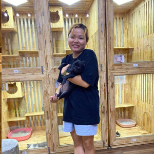 Khách hàng bế bé chó Pug đen tại Chạm Pets