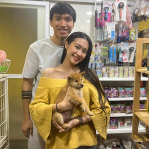 Khách hàng nhận bé chó Shiba Inu tại Chạm Pets