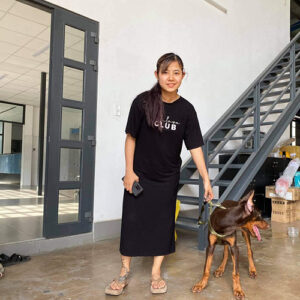 Khách hàng nhận bé chó Doberman tại Chạm Pets và dắt bé kiểm tra thực tế
