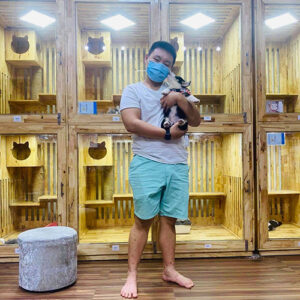 Khách hàng bế bé chó con Husky đen trắng trong ngày bàn giao tại Chạm Pets Family