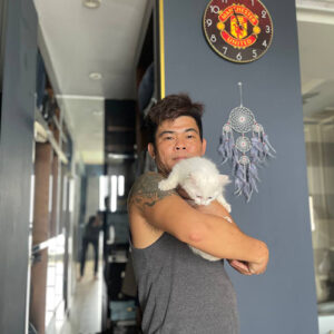 Khách hàng ôm mèo Anh lông dài trắng tại nhà sau khi nhận từ Chạm Pets Family