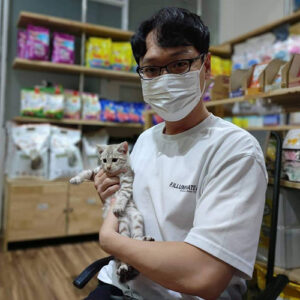 Khách hàng nhận mèo Bengal silver tại Chạm Pets Family