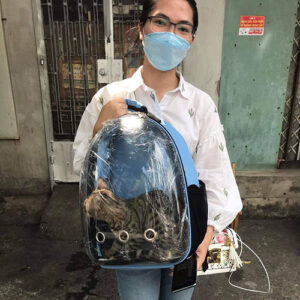Khách hàng nhận mèo Bengal trong balo vận chuyển tại Chạm Pets Family
