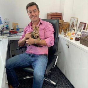 Khách hàng nước ngoài nhận mèo Bengal tại văn phòng sau khi bàn giao từ Chạm Pets Family